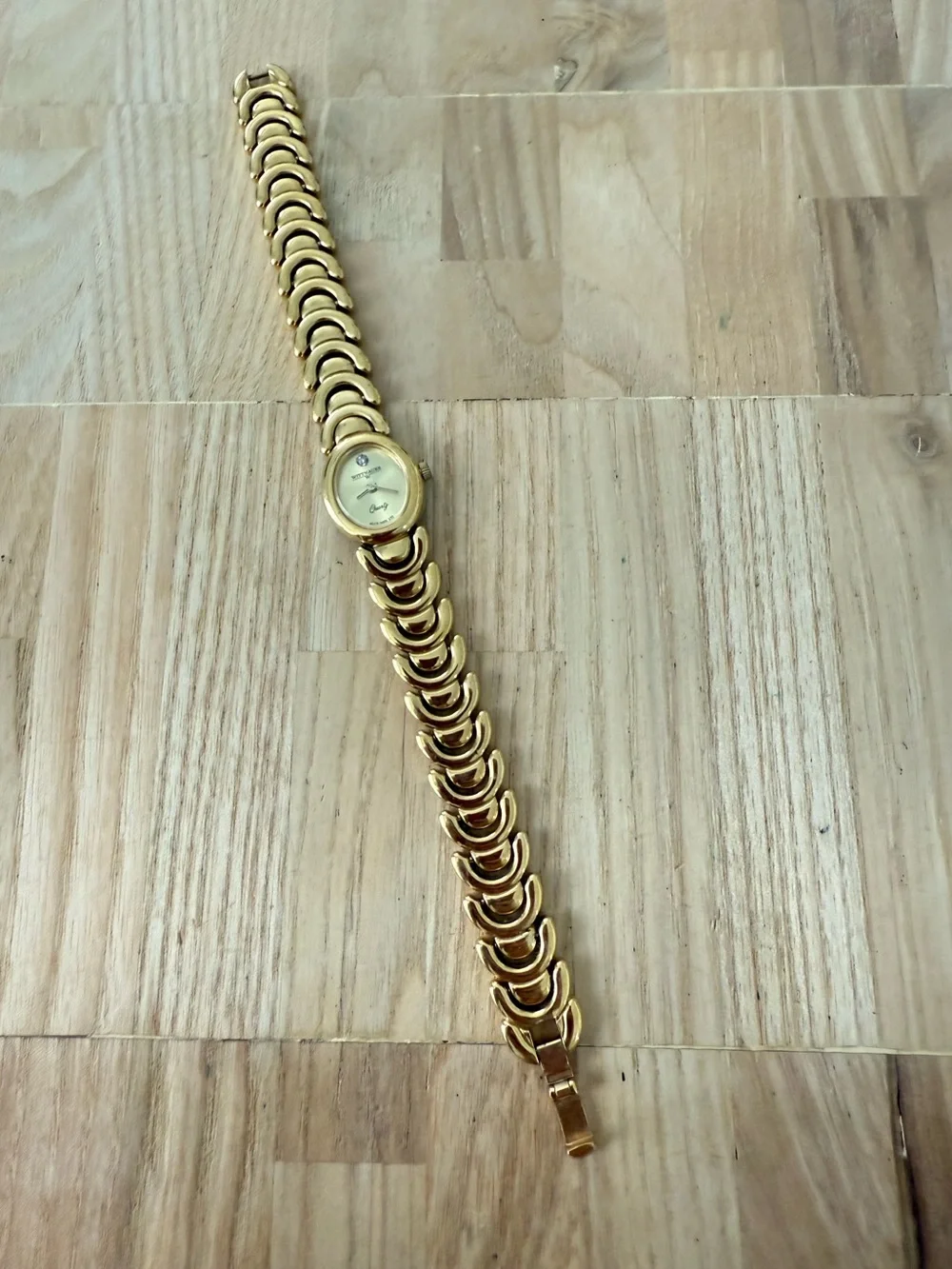 Wittnauer ladies oval gold tone dress watch NEW BATTERY